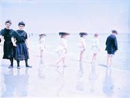 Na pláži (Coney Island, USA, 1900-1905).