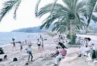 Pohled na pláž v letovisku Golfe-Juan na francouzském Azurovém pobřeží (1935).