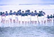 Dívky v uniformách na pláži ve francouzském letovisku Biarritz (1930).