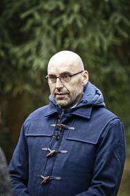 Podle krajského radního pro kulturu Václava Švendy je cena, kterou hejtmanství nakonec za spisovatelovu chatu zaplatí, kompromisní. Proti opoziční námitce, že cena obvyklá v daném místě by byla ještě nižší, argumentoval tím, že objekt má nejen stavební, ale i kulturně-historickou hodnotu. Ocenil také, že majitel dal přednost kraji před soukromými zájemci.