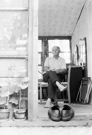 Bohumil Hrabal ve své chatě v Kersku, 80. léta.