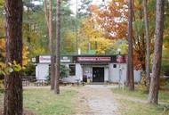 Anebo si sami mohou projít místa se spisovatelem tak či onak spojená. Patří k nim i restaurace U Pramene, kam spisovatel čas od času chodíval posedět s přáteli.