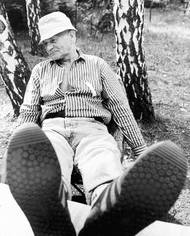 Bohumil Hrabal odpočívá na zahradě kerské chaty, rok 1984.