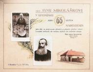 Jan Mikolášek byl mezi lidmi velmi oblíben. K jeho narozeninám mu posílali nejrůznější přání. Na snímku je dárek od hasičů s fotografiemi bylinářových rodičů a jeho rodného domu.