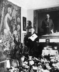 Záplava květin, které Mikolášek dostal od svých pacientů k 65. narozeninám. Jenštejn.