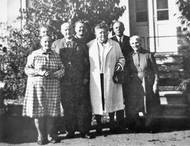 Jedná z posledních fotografií zachycující Jana Mikoláška. V bílem kabátě je na snímku zachycená pravděpodobně jeho družka Varvara Urbánková, zcela vpravo je pak možné vidět jednu z jeho léčebných spolupracovnic z Jenštejna. Rok 1972.