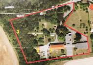 Pohled z ptačí perspektivy na místo, kde se v Jenštejně kdysi nacházelo působiště Jana Mikoláška, včetně jeho pozemků. Nyní je zde domov seniorů. Na snímku: 1) Mikoláškova vila v současné podobě; 2) Původně mísírna bylinek, nyní byt správce; 3) Bylinářova kaplička v zalesněném svahu.