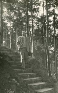 Jan Mikolášek na cestě do své oblíbené lesní kapličky v Jenštejně, kterou nechal vybudovat.