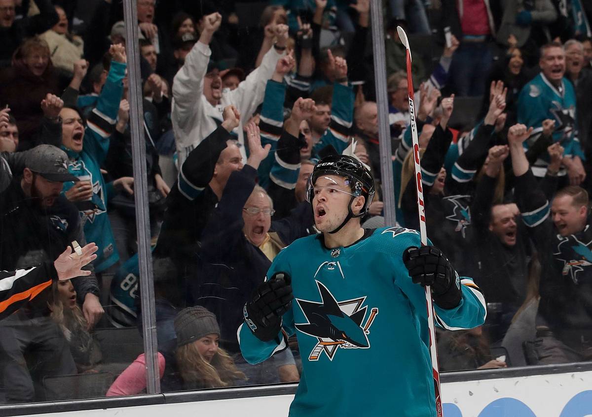 Tomáš Hertl se dohodl na nové smlouvě se San Jose, kde působí od začátku své kariéry v zámoří. Trvat bude osm let a zajistí mu celkový příjem 65,1 milionu dolarů (přes 1,45 miliardy korun). V průměru bude od příštího ročníku mít plat přes osm milionů dolarů (cirka 179 milionů korun).