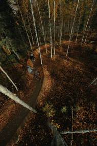 Adam Klingeteg: Horští cyklisté Martin Soderstrom a Emil Johansson ve švédském bikeparku Jarvso