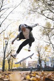 Emil Sollie: Snowboardista Marcus Kleveland předvádí v norském Oslu, že mu to jde skvěle i na skateboardu.