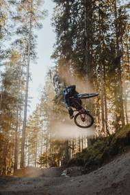 Adam Klingeteg: Horský cyklista Martin Soderstrom ve švédském bikeparku Jarvso (říjen 2020)