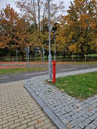 Výjezd z nádraží ohraničují červené patníky, které označují místo připojení účelové komunikace na hlavní.