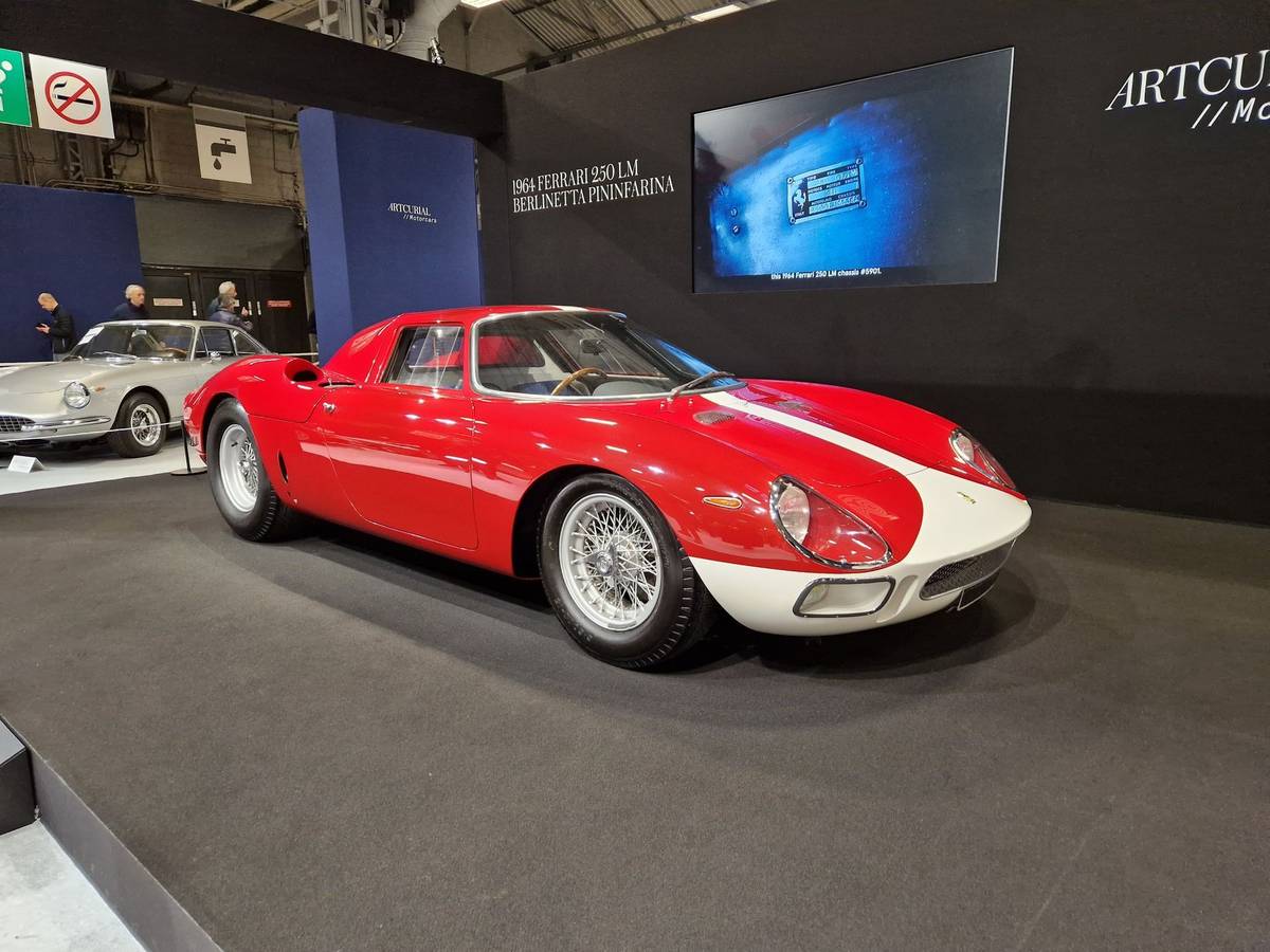 20 milionů euro, tedy skoro půl miliardy korun. Taková suma svítila v pátek odpoledne na stánku aukční síně Artcurial za Ferrari 250 LM Berlinetta s designem od Pininfariny. Aukční rezerva však byla nastavená ještě o pět milionů eur výše. Vysoká cena má své důvody: celkem jich vzniklo jen 32, toto je desáté vyrobené. Jde tak o vzácnější vůz než Ferrari 250 GTO. Cenovku dále zvyšuje fakt, že má známou historii, v letech 1998 a 1999 prošlo renovací a také je jen jedno ze dvou 250 LM, které nikdy nebylo nasazeno v ostrém závodě. Ten typ též v roce 1965 jako poslední Ferrari vyhrál 24hodinovku Le Mans s posádkou Masten Gregory - Jochen Rindt.
