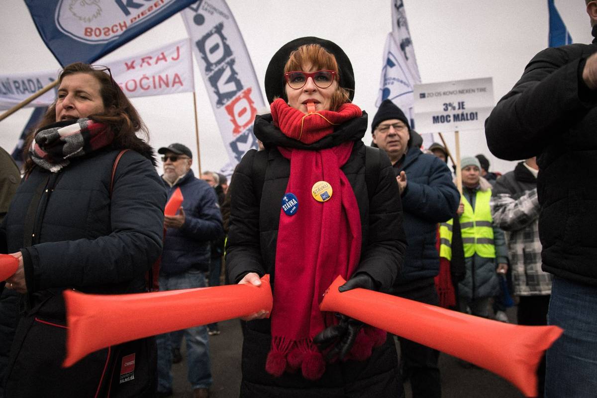 Lidé se sešli na parkovišti před firmou Nexen Tire v Ústeckém kraji.
