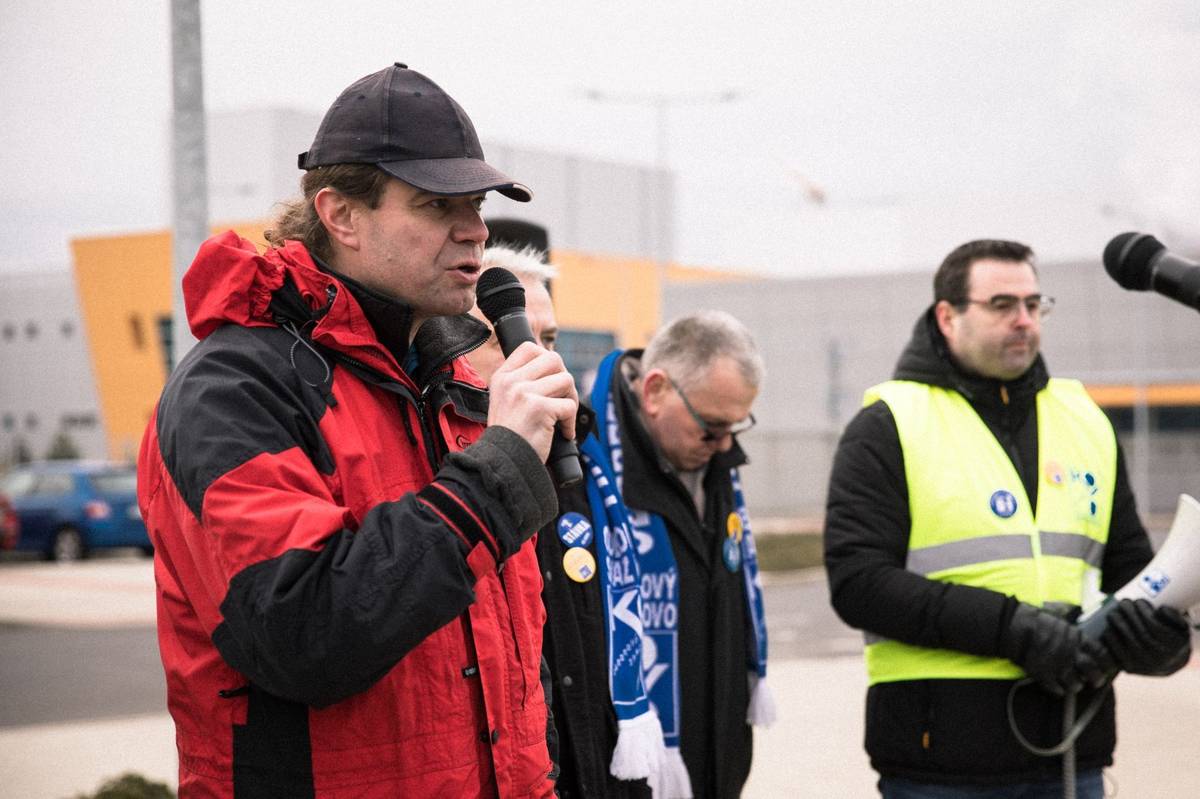 Předseda odborové organizace Nexen Pavel Rohel ocenil, že firma bude jednat alespoň o střídání stávkových hlídek. "Využijeme všechny legální cesty, abychom dosáhli našich požadavků," zdůraznil.