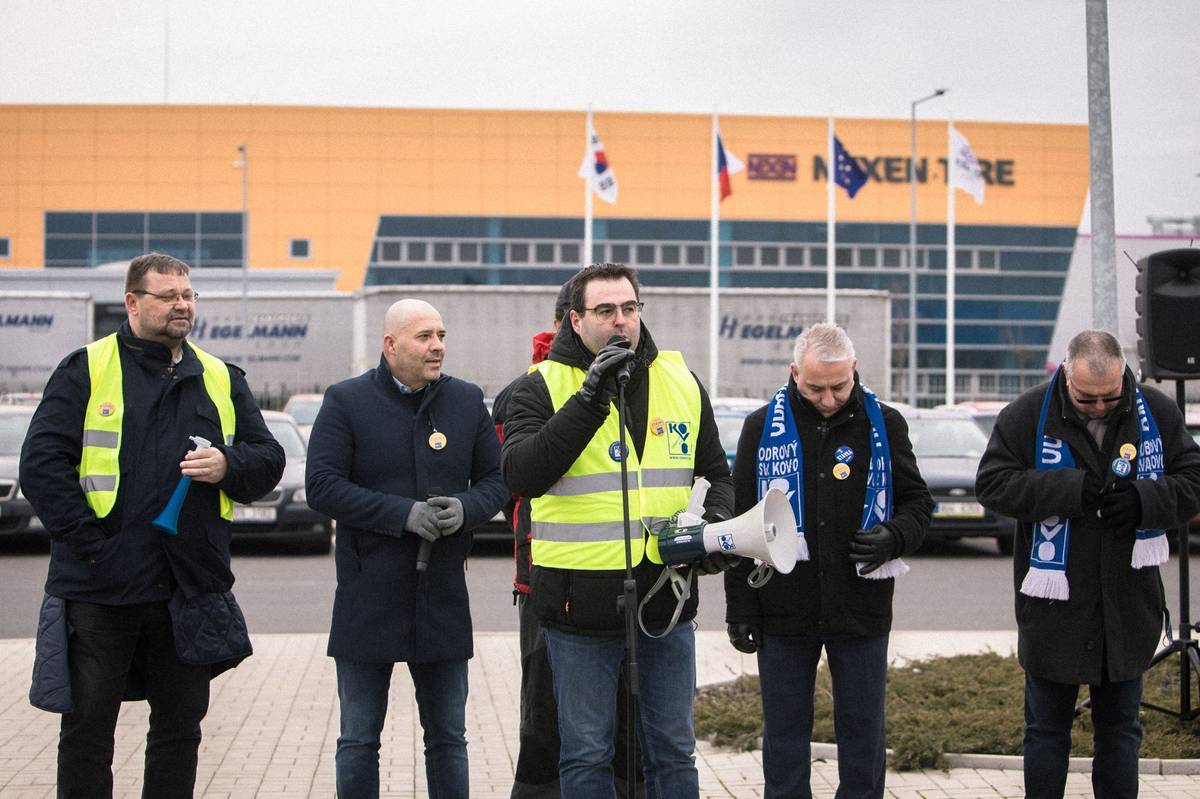 Protestující požadují zvýšení mezd o 8,3 procenta, dvacetiprocentní příplatek za noční směnu a víkendy nebo dvě koruny navíc k hodinové sazbě směnařů.