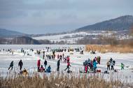 Lidé na zamrzlé vodní nádrži Lipno nedaleko města Horní Plané. Ilustrační snímek