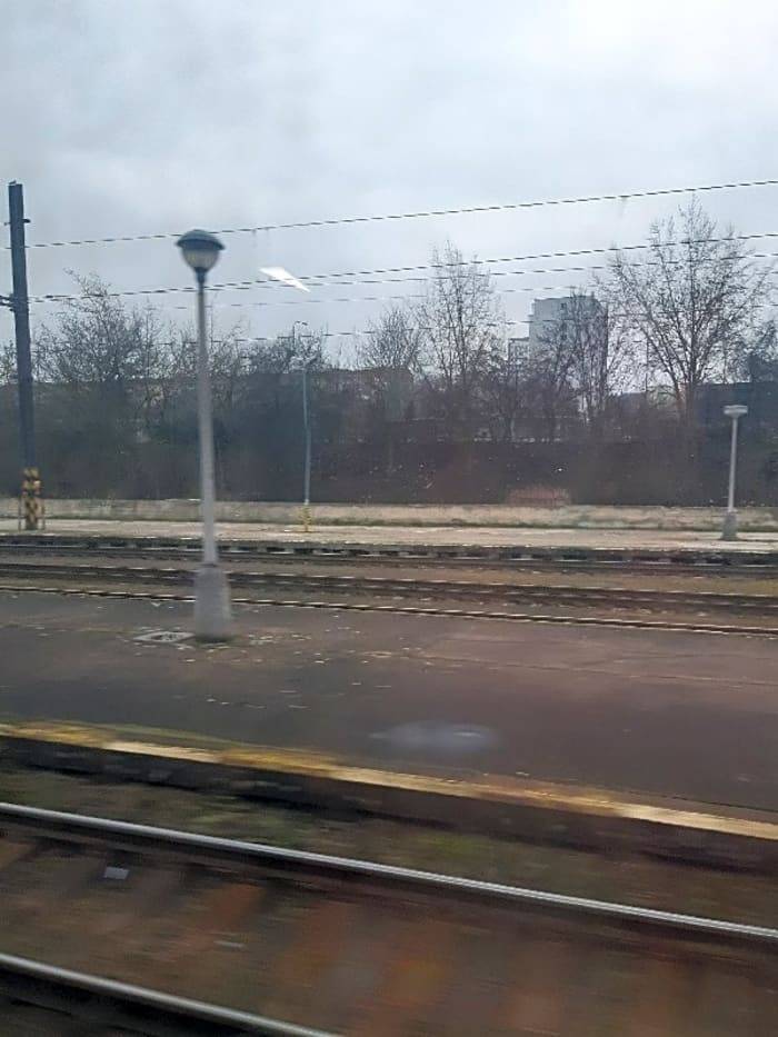 Dobrý den, děkujeme za Váš podnět. Pozemky, které patří byly uklizeny. Vzhledem k tomu, že převážná většina patří společnosti České dráhy a.s. byl podnět zaslán i jim s výzvou k zajištění úklidu.