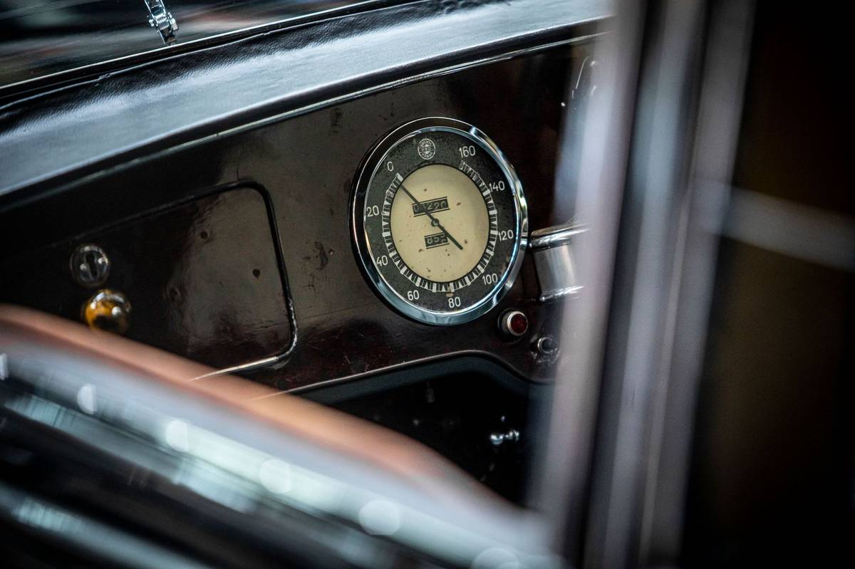 Přístrojová deska, budíky, knoflíky, tlačítka, to je pro renovátora nejtěžší sehnat.