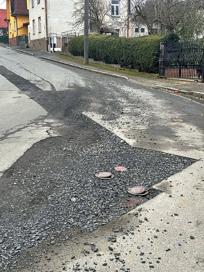 Dobrý den, v těchto místech provádí firma  IS STAVBY - opravu vodovodního řadu, tento stav bude trvat do konce dubna , firma by měla uvést komunikaci do původního stavu. Děkujeme za podnět.