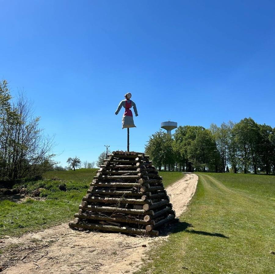 Palení čarodějnic v Červených Janovicích a další vydařena společensko-kulturní akce v obci. Velké poděkování pořadatelům, účinkujícím a všem účastníkům.