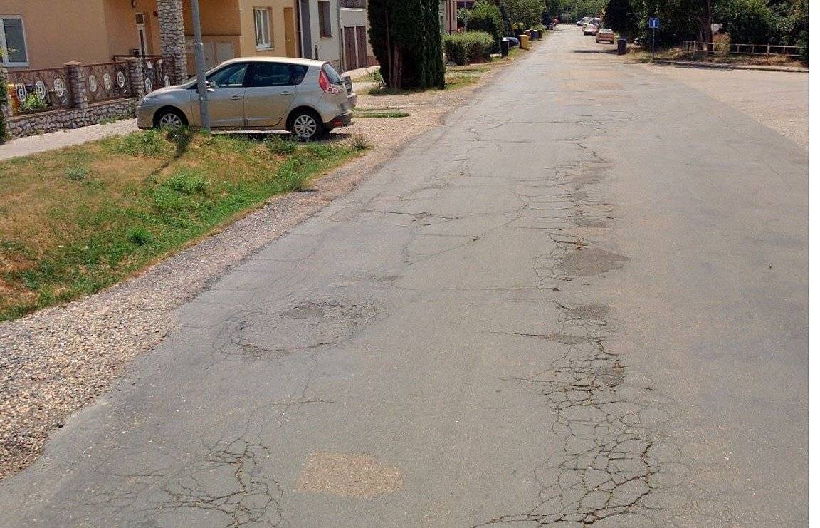 Správa a údržba silnic JMK připravila opravu povrchu ulice Brněnské od konce sjezdu u motokár po podjezd pod I/52. Zahájení oprav je plánováno na začátek měsíce července, realizaci stavby provede firma STRABAG a.s. Pro minimalizaci dopravních komplikací je řada prací plánována na víkendy či státní svátky! Z důvodu zachování průjezdů autobusů a obsluhy terminálu je akce rozdělena na čtyři etapy. Bližší informace jsou zveřejněny na webových stránkách a FB města Modřic.
Město Modřice v době letních prázdnit rozšiřuje možnost bezplatného využívání sportovišť v rámci areálu Městské hale Modřice. Bližší informace získáte na sportovištích a na webových stránkách a FB města.
Město Modřice