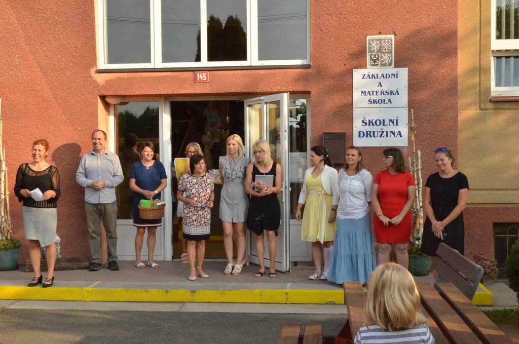 První školní den 2.9.2024 v Zakladní škole a mateřské škole Červené Janovice. V základní škole jsme přivítali 14 prvňáčků a po třiceti letech znovu otevřeli druhý pavilon MŠ.