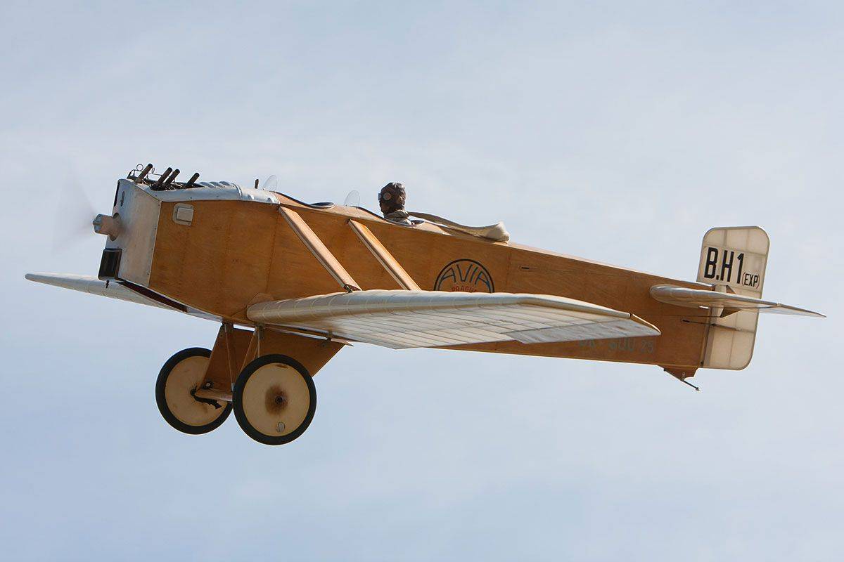 Historie společnosti Avia začala v roce 1919, kdy ji založili Pavel Beneš a Miroslav Hajn. O automobilce se logicky mluvit nedalo, Avia vznikla jako firma zabývající se nejprve produkcí leteckých součástek a jejich opravou. Záhy ale přišla také se stavbou vlastních letadel, už v roce založení se tak objevil typ BH-1 (na snímku jeho replika), který poprvé vzlétl v říjnu 1920. Jednalo se o jednomístný dolnoplošník, který posloužil jako základ pro vývoj dalších vlastních letadel.