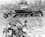 Rok 1943 (pravděpodobně Novochopersk). Na motocyklu sedí Josef Buršík, kterému vojáci přezdívají kvůli nosu Datel. Za hrdinství v bitvě o Kyjev byl vyznamenán Zlatou hvězdou Hrdiny SSSR. Do centra Kyjeva pronikl mezi prvními i samopalník Pravomil Raichl. V pozadí tank T-34/76 s bojovým nápisem LIDICE. Za několik týdnů vyrazí na frontu ke Kyjevu.