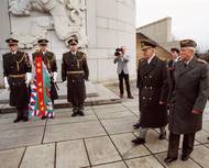 Národní památník na Vítkově, 9. února 2001. Bývalý tankista Čs. obrněné brigády ve Velké Británii generál Gustav Svoboda a Pravomil Raichl přidávají praporové stuhy ČSOL na standartu 6. zabezpečovací brigády – Útvaru Pražského povstání.