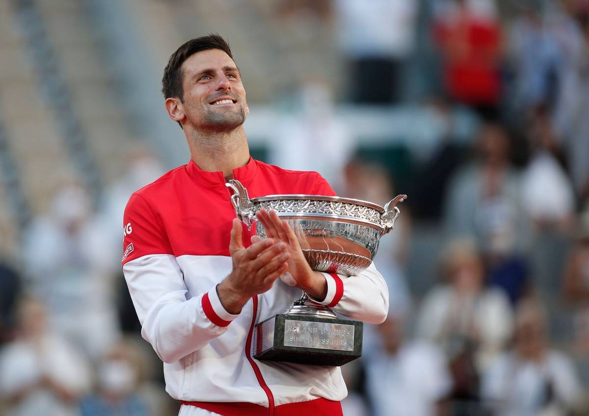 Novak Djokovič udělal důležitý krok k budoucímu označení "nejlepší hráč všech dob". Po Australian Open letos ovládl i Roland Garros a s devatenácti grandslamovými tituly je už jen o jeden za Rafaelem Nadalem a Rogerem Federerem. Největším favoritem navíc Srb bude i na blížícím se Wimbledonu.
