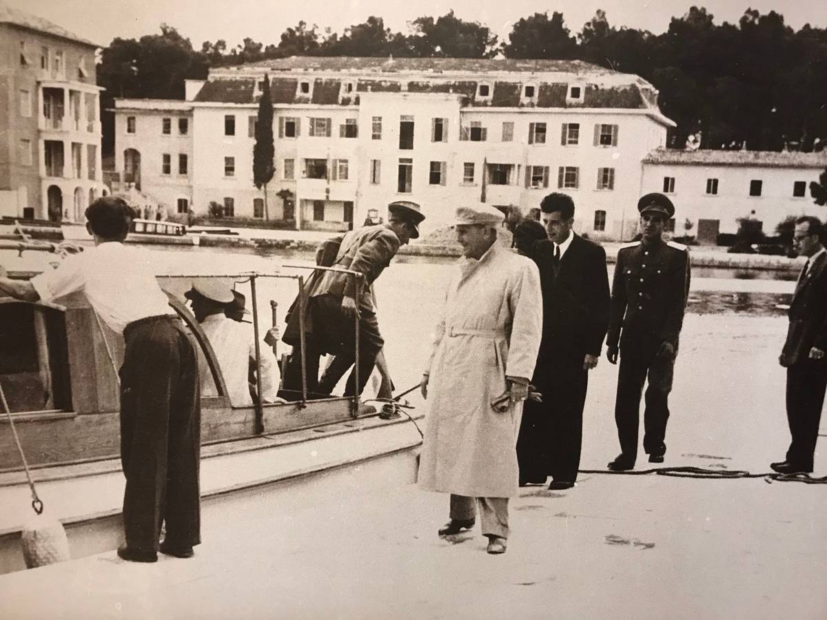 Tito poprvé přijel na Brijuni v roce 1947 (událost zachycuje snímek), svoje oficiální sídlo sem přesunul o šest let později. Až do své smrti v roce 1980 tu pak trávil nejméně čtyři měsíce každý rok. Úřadoval, hostil význačné osobnosti z celého světa, ale také pěstoval mandarinky.
