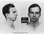 Kennedyho vražda je dodnes předmětem nejrůznějších spekulací a konspiračních teorií. Údajný vrah, čtyřiadvacetiletý Lee Harvey Oswald (na snímku), byl před zahájením soudního líčení zavražděn v budově dallaské policie místním majitelem nočního klubu Jackem Rubym. Ten byl za zabití Oswalda odsouzen k trestu smrti, ale ještě před odvolacím procesem v roce 1967 zemřel na rakovinu.