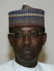 20. dubna 2021 - Na následky zranění, která utrpěl při návštěvě fronty na severu Čadu, zemřel osmašedesátiletý prezident Idriss Déby, který byl u moci od roku 1990. Moc převzala vojenská rada v čele se synem zesnulého prezidenta Mahamatem Idrissem Débym.