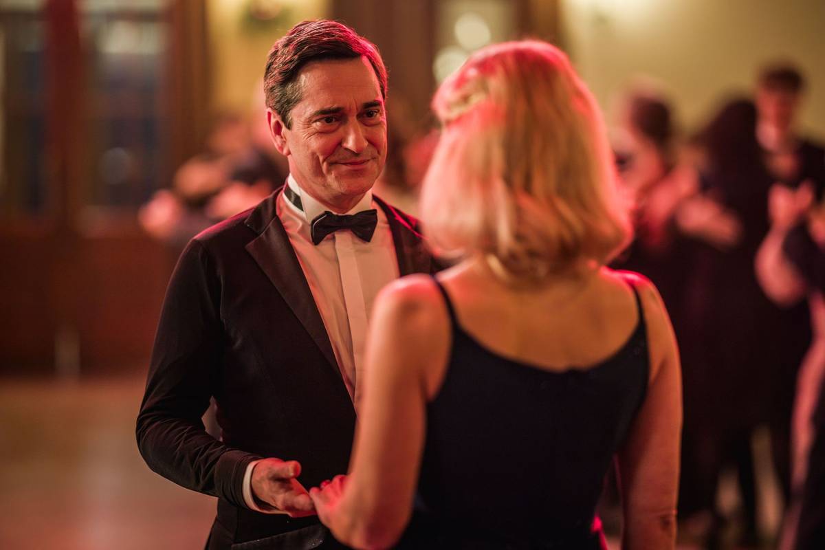 Na snímku ze seriálu Taneční, který tento pátek začíná vysílat TV Nova, jsou Saša Rašilov jako Oldřich a Jitka Ježková v roli Moniky.