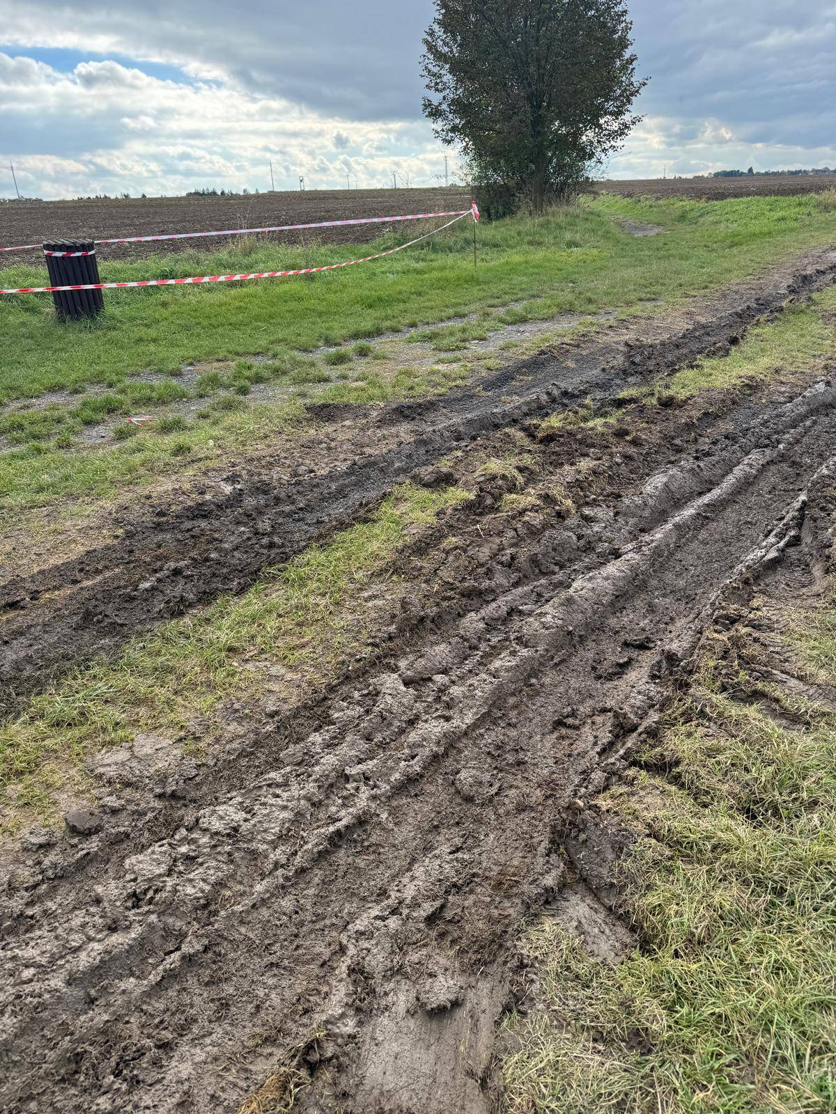 Na základě zjištění dnešní kontroly stavu cyklostezky směrem na obec Dobrovíz musíme s lítostí konstatovat, že transport vytěžených hmot stavební firmou APB Plzeň a.s. z obce Tuchoměřice přes obec Středokluky stále pokračuje a rizika úrazu přetrvávají. 
 
Petr
Starosta
 
https://www.facebook.com/profile.php?id=61566555692996
https://www.obec-beloky.cz/deni-v-obci/aktuality/prosime-o-zvysenou-opatrnost-pohybu-v-tomto-useku-186cs.html