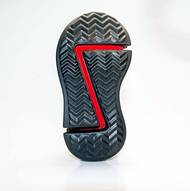 Designéři navrhli dětské tenisky, které se roztahují podle toho, jak roste jejich noha. Nazývají se ÜNOS, což znamená "U Need One Size" neboli "Jedna velikost stačí". Podrážka je rozdělená do tvaru písmene Z, což umožňuje botu rozšířit do délky i šířky až o polovinu velikosti. Díky tomu mohou rodiče získat lepší poměr ceny a kvality, než aby museli pokaždé kupovat nový pár, který by nahradil ty, ze kterých potomek vyrostl.