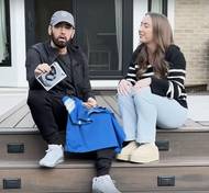 Eminem patří už několik desetiletí k naprostým ikonám rapu. Na hudební scéně se pohybuje už opravdu dlouho, a to mu je teprve 51 let. Teď oznámil, že se stane dědečkem. Světu to oznámil emotivním videoklipem k novému singlu 'Temporary', který je věnovaný jeho dceři Hailie Jade, která svého tátu ve videu překvapí právě tím, že mu dá dres s nápisem 'Děda', číslem jedna a k tomu přidá fotku z ultrazvuku.
