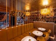 Protřepat, nemíchat. Číšníci v novém baru The 007 jinou objednávku ani nečekají.
Fanoušci Jamese Bonda mají možnost si zahrát na slavného britského tajného agenta v baru The 007, který je nově otevřený v londýnské Burlington Arcade a je první na světě. Uvnitř jsou dva bary s tematikou Bonda a v nabídce mají exkluzivní koktejly. V interiéru je také mnoho filmových rekvizit, včetně zlatých cihel Fort Knox a golfových bot Goldfinger.