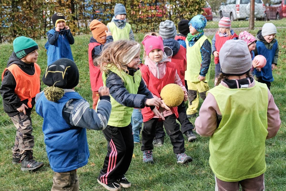 Vážení obyvatelé Turnova a jeho okolí,
město Turnov v současné době realizuje Koncepci rozvoje sportu, jedná se o koncepční dokument, který bude formulovat hlavní směry podpory sportu, rozvoje sportovních zařízení i dalších aktivit města v oblasti sportu.
Rád bych zdůraznil, že Koncepce rozvoje sportu se netýká jen organizovaných aktivit realizovaných spolky na různých soutěžních úrovních, ale řeší rovněž sport ve školách a kroužcích či neorganizované aktivity obyvatel od nejmladších dětí až po seniory.
V následujícím období budou v našem městě probíhat související šetření, budu tedy rád, když se do realizace Koncepce rozvoje sportu aktivně zapojíte. V prvním čtvrtletí roku 2025 pak budou výstupy prezentovány široké veřejnosti.
Ing. Tomáš Hocke, 
starosta