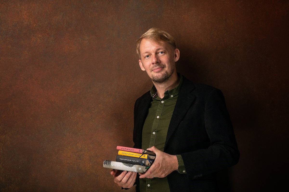 Knihovna městyse Malšice pořádá


Autorskou besedu se spisovatelem
Janem Štifterem
Tábor, den za dnem


Galerie Františka Peterky
9.10.2024 od 18.00 hodin


Jan Štifter přijíždí do Malšic s novou publikací, která se týká táborské historie: společně s kolegy vytvořili kalendárium s výročím na každý den. Na každý den příběh, každý den jako důvod k oslavě. Publikaci doplňují historické fotografie z muzeí i soukromých sbírek. Beseda o knihách a historii: Štifterovy romány procházejí 19. a 20. století, Café Groll zavádí čtenáře do zapomenutého světa českobudějovických nevěstinců a nejnovější kniha Krajina roztavených zvonů zase do jedné rodiny napříč generacemi.
Srdečně zveme