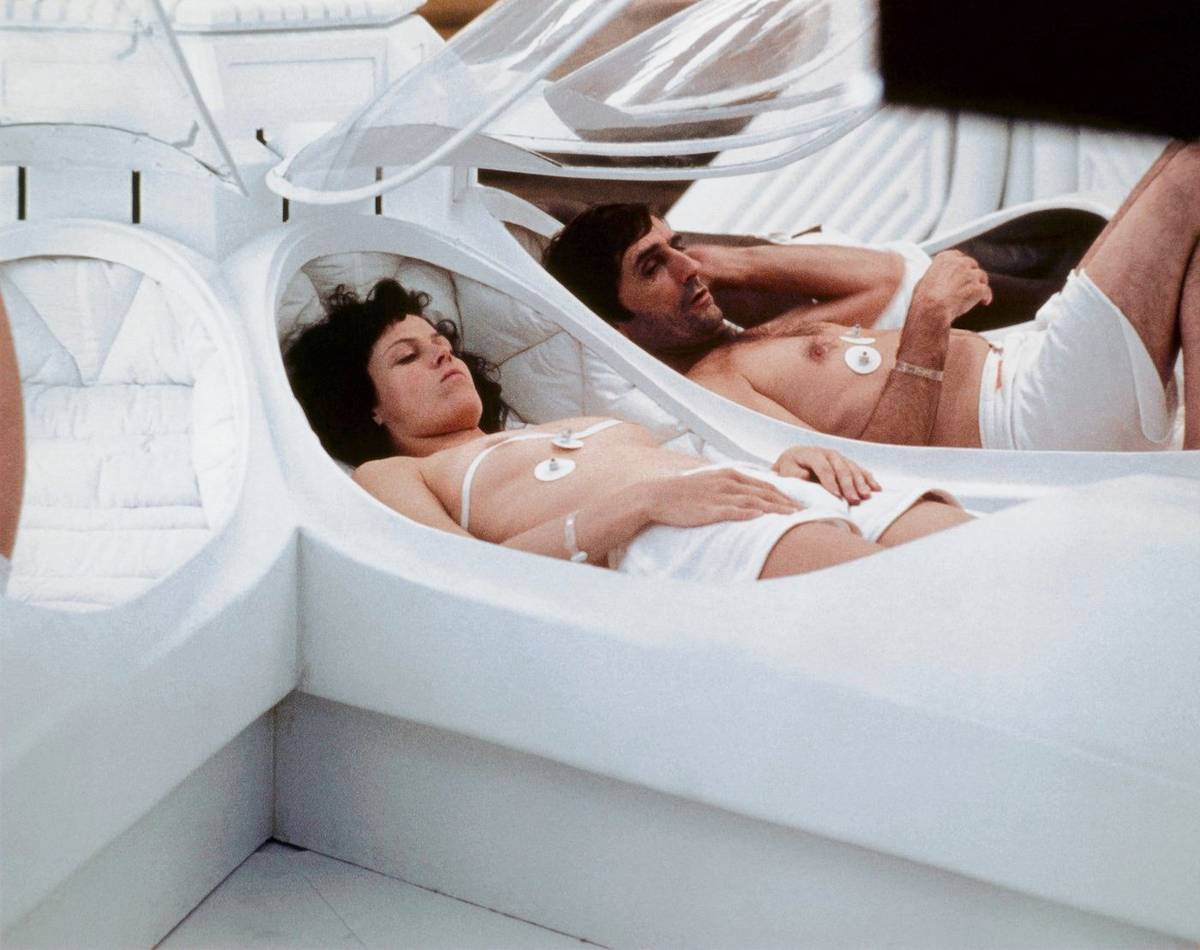 Americká herečka Sigourney Weaverová, která se narodila 8. října 1949, se proslavila zejména rolí astronautky Ellen Ripleyové ve filmu Vetřelec a v jeho pokračováních.