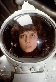 Jméno Sigourney si dala už v pubertě, a to podle jedné z vedlejších postav románu Velký Gatsby. Před kamerou Weaverová dostala první větší roli v roce 1977, kdy se mihla v komedii Woodyho Allena Annie Hallová. Proslavila ji o dva roky později role Ellen Ripleyové ve sci-fi Vetřelec. Úlohy energické členky posádky kosmické lodi se zhostila naprosto fenomenálně. Druhý díl natočil v roce 1986 James Cameron a nebýt jí, film by možná nikdy nevznikl. Během natáčení se totiž pedantický režisér dostal do sporu s většinou štábu a zdálo se, že tým snímek nedokončí, nebo se natáčení bude muset odložit na později. Weaverová ale vstoupila do hry jako vyjednávač a díky ní se podařilo spory urovnat.