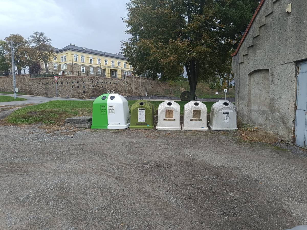 Oznamujeme, že byly přesunuty kontejnery na sklo z místa u transformátoru u Supa o 200m níže na ulici Hájecká směrem k rybářům.