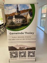 Veškeré informace k návštěvě opatství nabízí přilehlá budova, kde se dá koupit i med od místních mnichů.