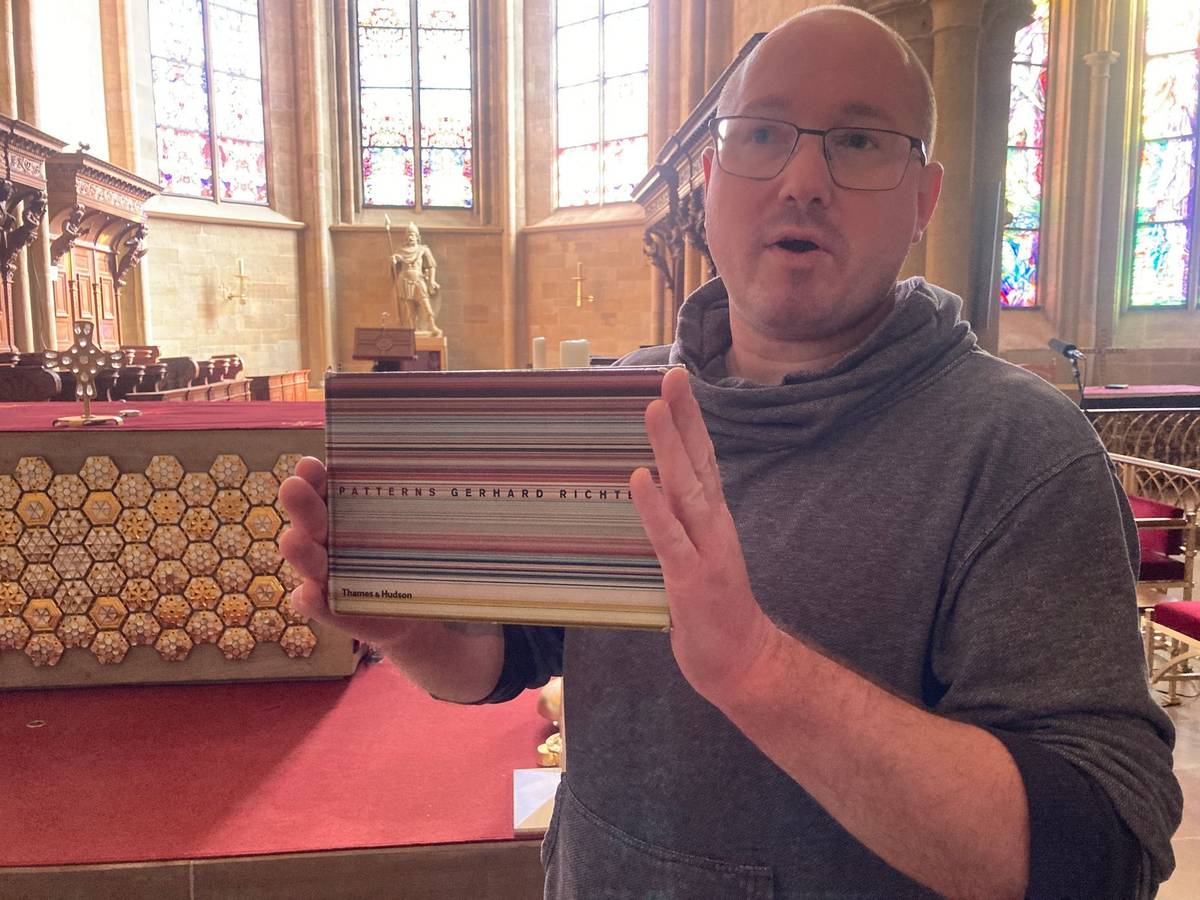 Motivy oken pocházejí z jeho umělecké knihy s názvem Patterns.