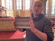 Motivy oken pocházejí z jeho umělecké knihy s názvem Patterns.