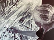 Mahbuba Maqsoodi, původem z Afghánistánu, kombinuje ve svém umění tradiční afghánské motivy s moderními evropskými technikami. Po emigraci do Německa v 90. letech, kam uprchla před občanskou válkou, se začala věnovat vitrážím, malbě a poezii.