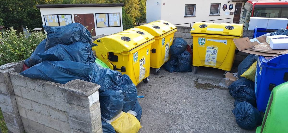 Žijeme na vsi, kde téměř každý má svůj pozemek, který považuje za svoje nedotknutelné hájemství a dovede se ozvat, když někdo zasáhne do jeho soukromého vlastnictví. Tomu rozumí bez rozdílu všichni a chápou nedotknutelnost cizího vlastnictví. Problém ovšem začíná u vlastnictví obce. To svým způsobem užívají všichni obyvatelé. Silnice, louky, lesy, parkoviště a další obecní pozemky patří tak trochu nám všem a slouží nám denně. Můžeme je svobodně užívat, ale jen k účelu, pro který jsou určeny a podle platných pravidel. Mnozí z nás je bohužel nerespektují a domnívají se, že mohou vše, co je obecní, používat podle své momentální potřeby. Roky například řešíme odkládání odpadu mimo sběrné nádoby. Odkládání nepotřebných předmětu kdekoli po lese. I když v obci je k dispozici sběrné místo. Pokud to někdo neví, volně odložený odpad, je chápán zákonem jako zakládání černé skládky.  Legislativa na to pamatuje vysokými pokutami.  Jiný zvyk je odkládání věcí na obecná prostranství bez souhlasu obecního úřadu. V poslední době jsme svědky odhazování hraček, klavírů a dalších předmětů na pozemcích obce. Přitom nikdo z pachatelů nepožádal obecní úřad, aby takovou instalaci či odložení povolil. Najdou se lidé i zastupitelé, kteří takové jednání obhajují a označují jej za protest. Ve svobodné společnosti je zvykem, že každý může svůj názor svobodně vyjádřit a říci, co má na srdci. Pokud tak někdo činí tajně a anonymně, nechce za svůj názor nést zodpovědnost.